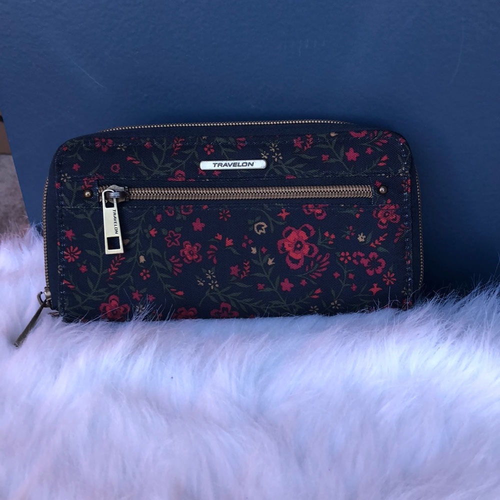 Travelon Zippered Wallet